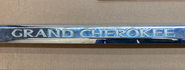 4806275AA Door Trim PS Front (05-10) Grand Cherokee WK