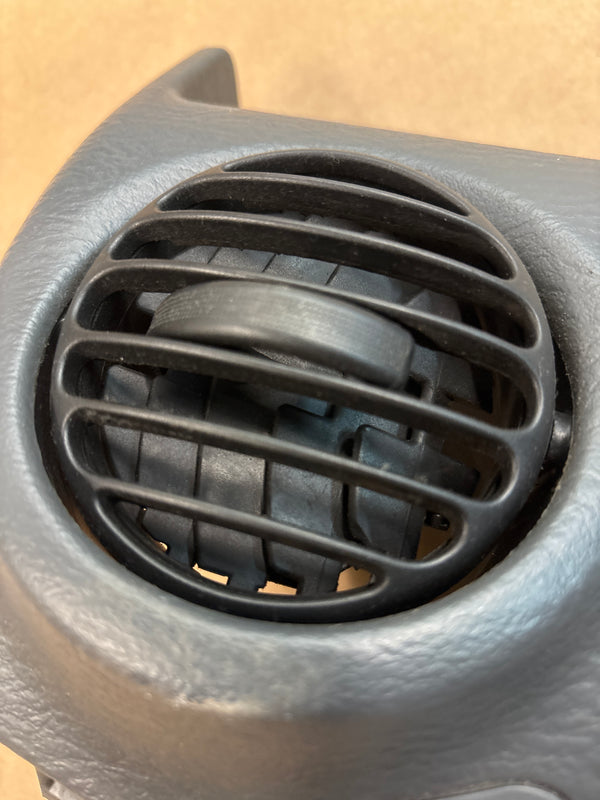 ZE70XDHAB 05-07 Jeep Liberty KJ Passenger SRS Dash Cover w/ Vent