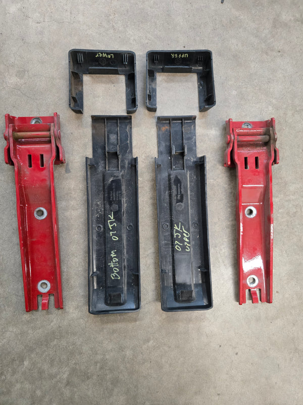 55395401AA Wrangler JK (07) Tailgate Hinge SET WITH TRIM