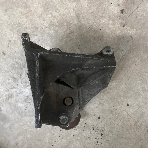 53002902 Fan/Idler and A/C Compressor Mounting Bracket for Jeep XJ (87-90)